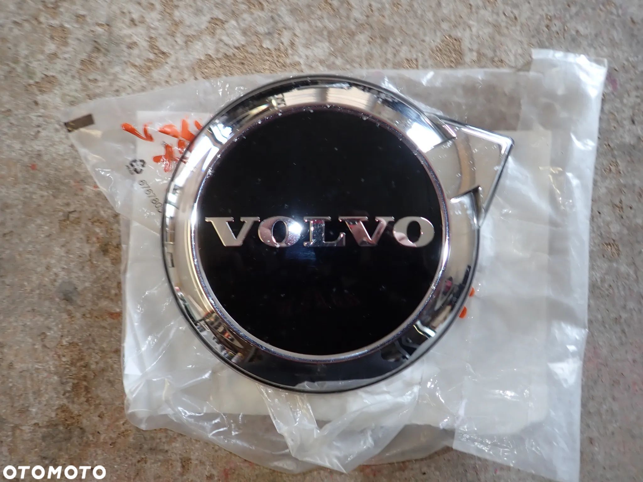 Volvo XC 60 II LIFT Emblemat Znaczek - 1
