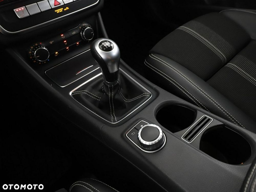 Mercedes-Benz CLA 180 Urban - 28