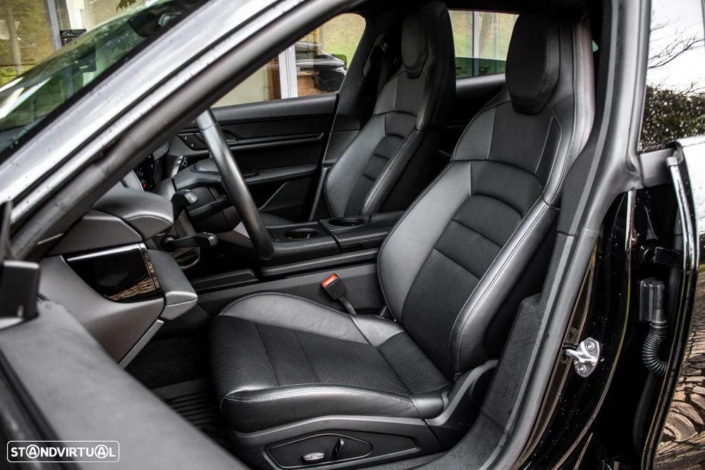 Porsche Taycan Cross Turismo 4 - 31