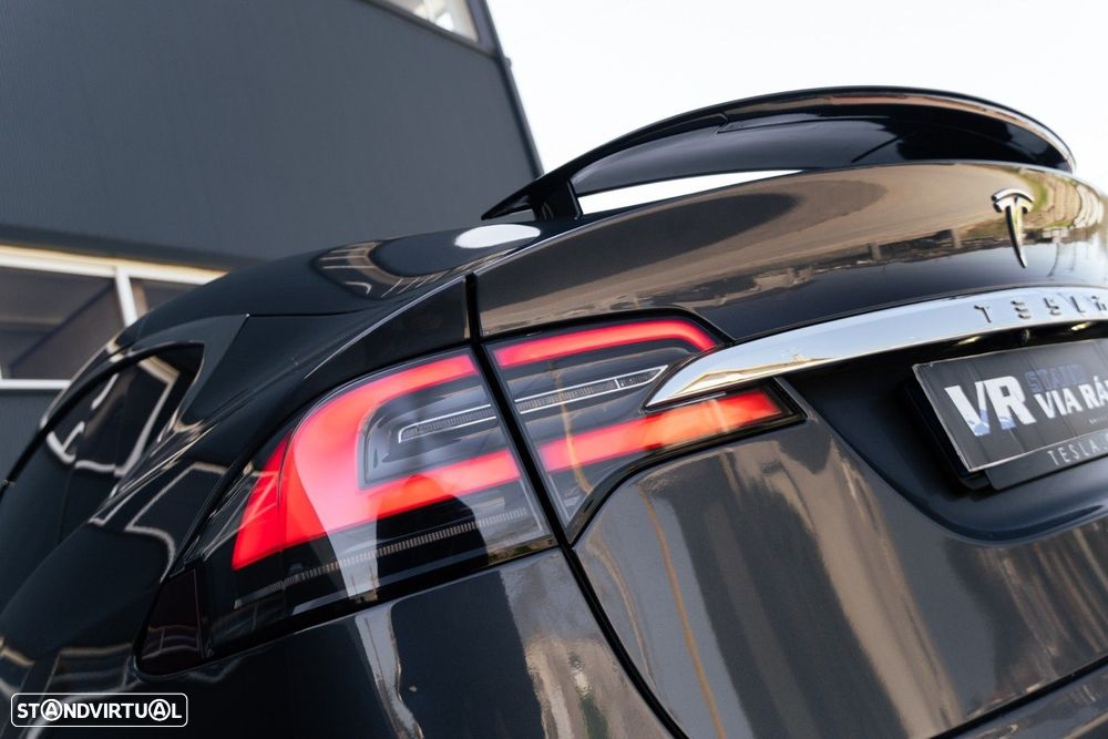 Tesla Model X - 40