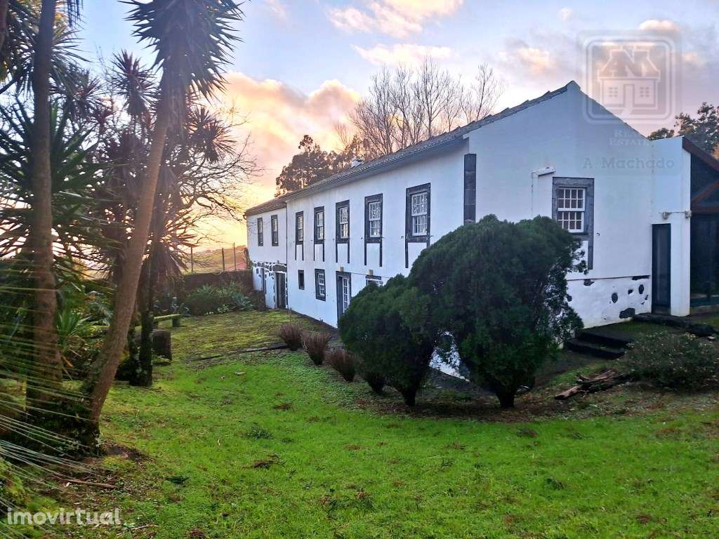 VENDA de AMPLA MORADIA ISOLADA com VASTO JARDIM e TERRENO - Horta, ... - Grande imagem: 2/60