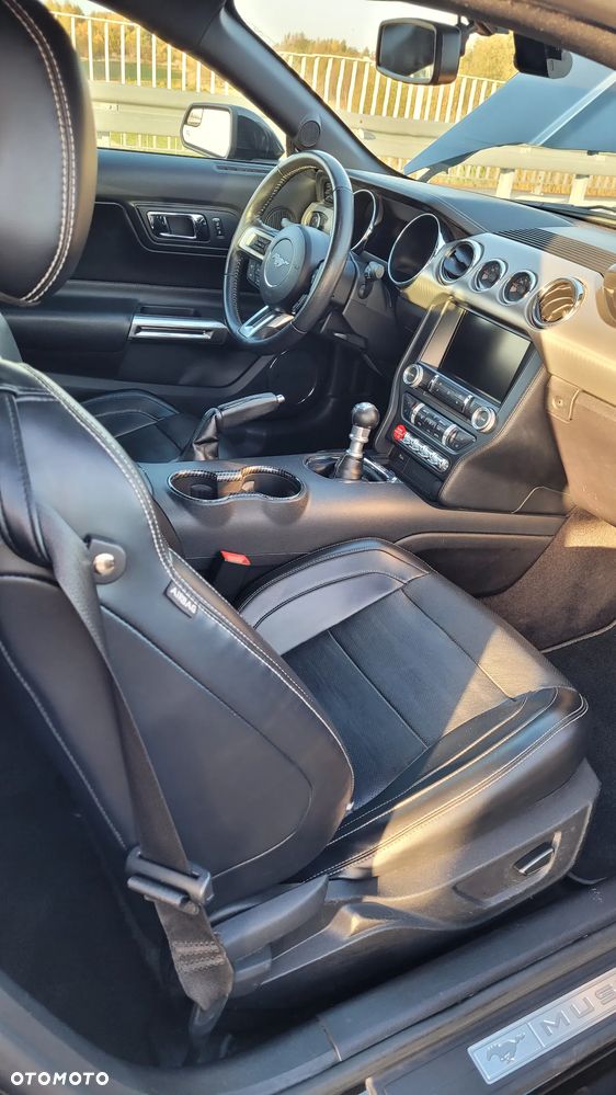 Ford Mustang Fastback GT - 16