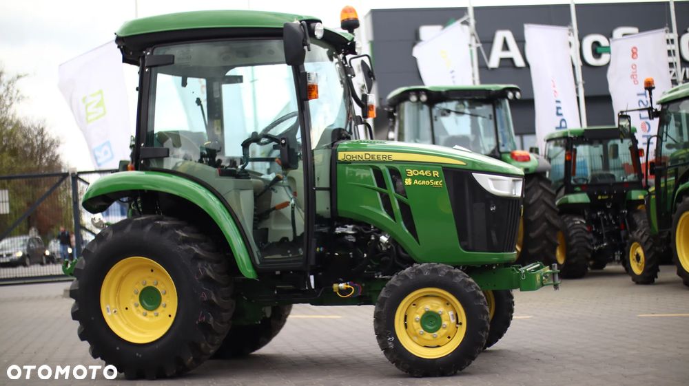 John Deere 3046R - 1