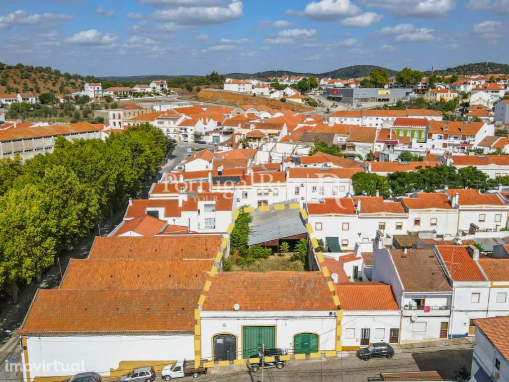 Edifício industrial na zona histórica de Montemor-o-Novo - Grande imagem: 2/12