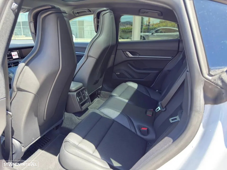 Porsche Taycan 4 - 25