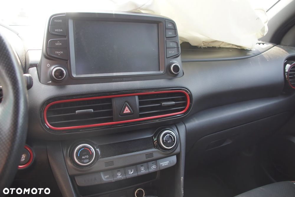 Auto na części - Hyundai Kona I 1.6 T-GDI 177 KM G4FJ D7UF1 YG7 2019R Silnik Skrzynia Drzwi Maska Błotnik Zderzak Klapa Lampa Lusterko Klamka Szyba Deska Kokpit Sterownik Moduł Czujnik Licznik Wyświetlacz Panel Kierownica - 11