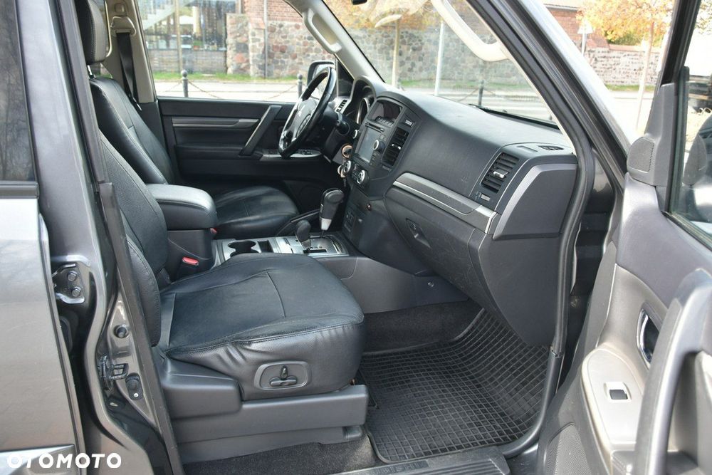 Mitsubishi Pajero - 10
