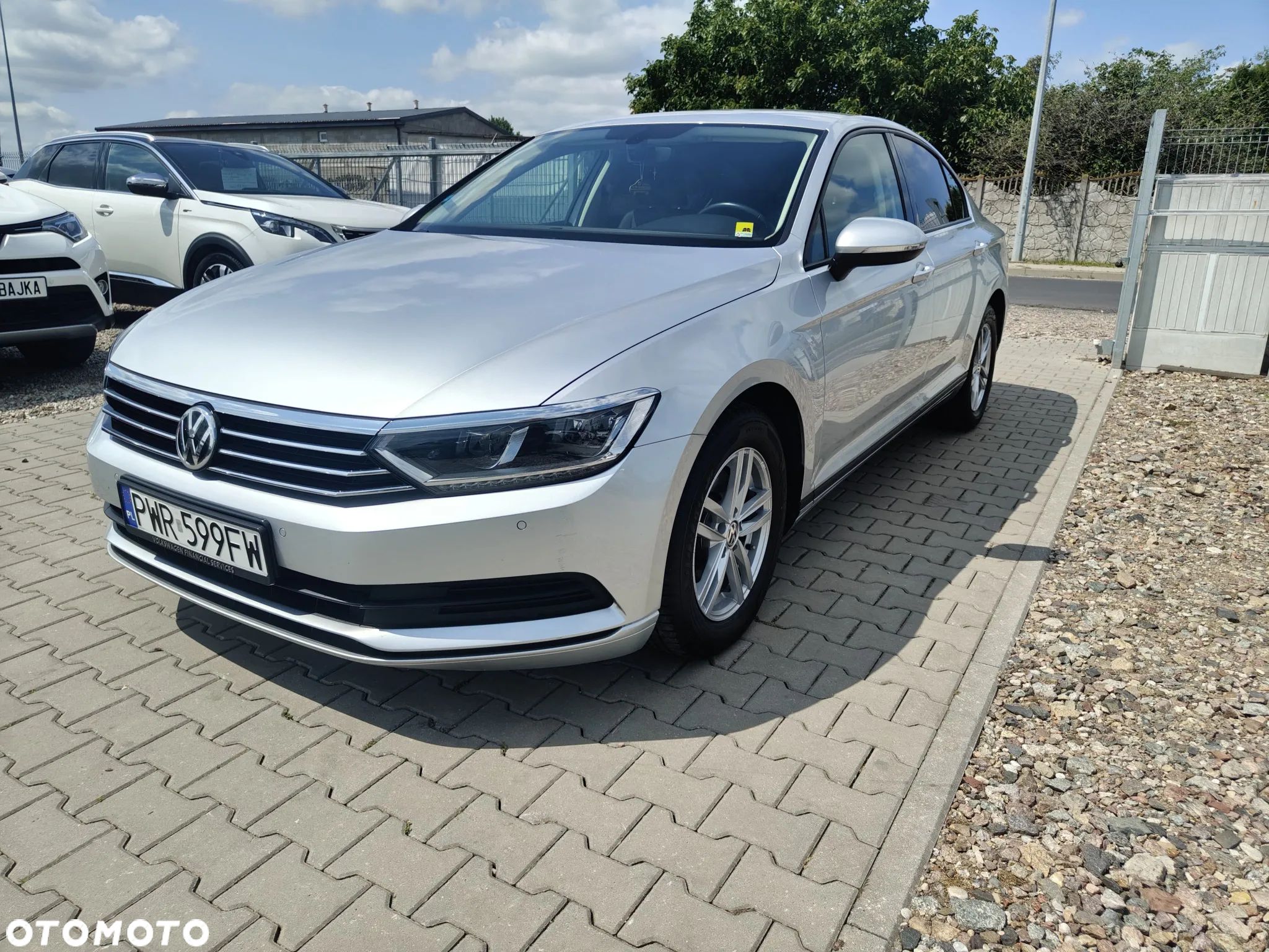 Volkswagen Passat - 1