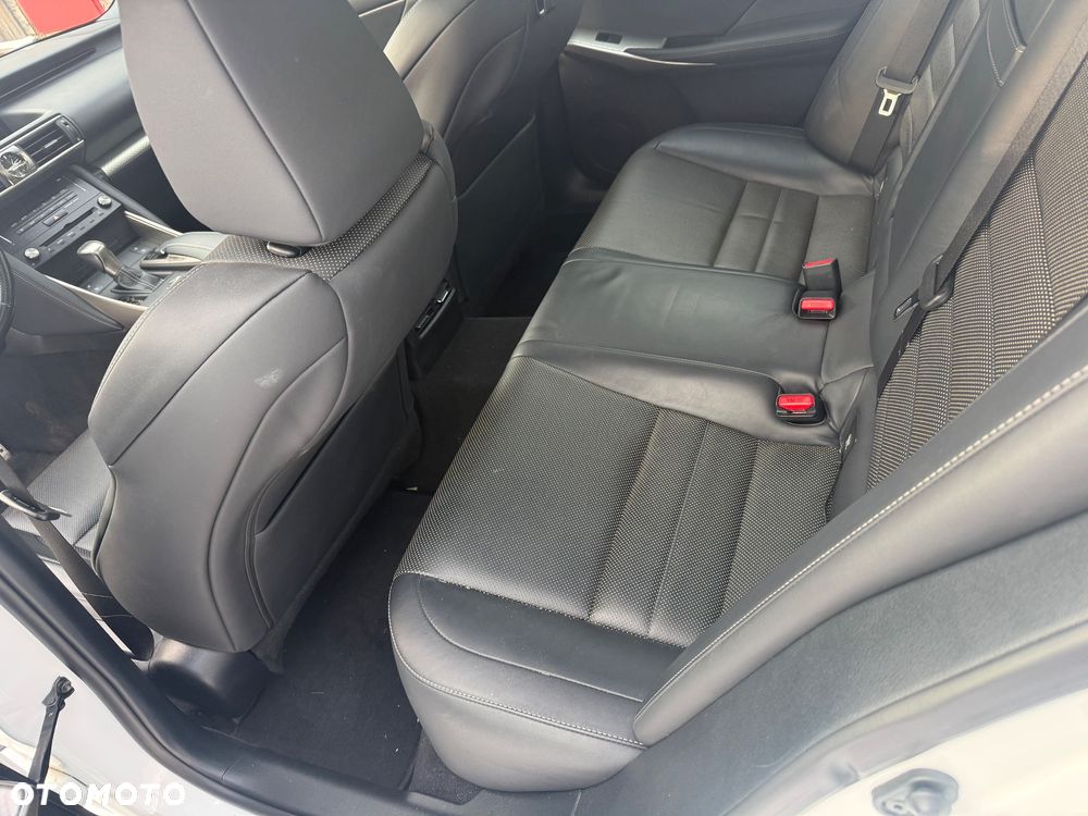 Lexus IS 300h F Sport Edition - 9