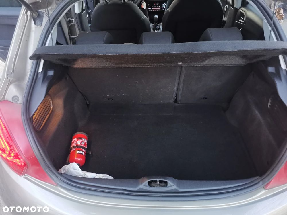 Peugeot 208 - 15