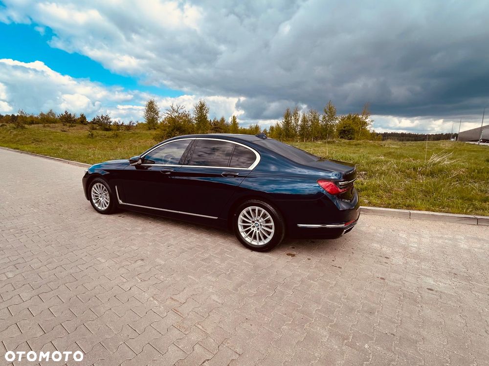 BMW Seria 7 730d xDrive mHEV - 16
