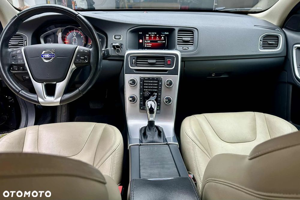 Volvo S60 T5 Drive-E Dynamic Edition (Momentum) - 11