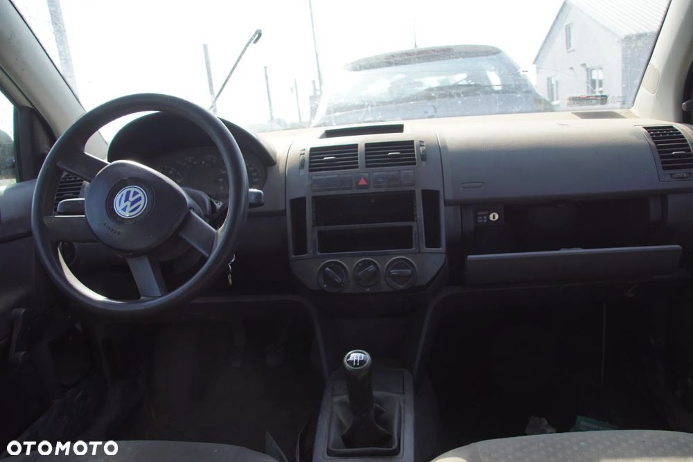 Auto na części - Volkswagen Polo IV 9N 1.2 54 KM AWY FSP LB9A 2002R Silnik Skrzynia Drzwi Maska Błotnik Zderzak Klapa Lampa Lusterko Klamka Szyba Deska Kokpit Sterownik Moduł Czujnik Licznik Panel Kierownica - 15