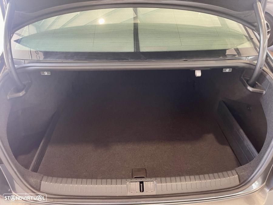 VW Passat 1.6 TDI BlueMotion - 28