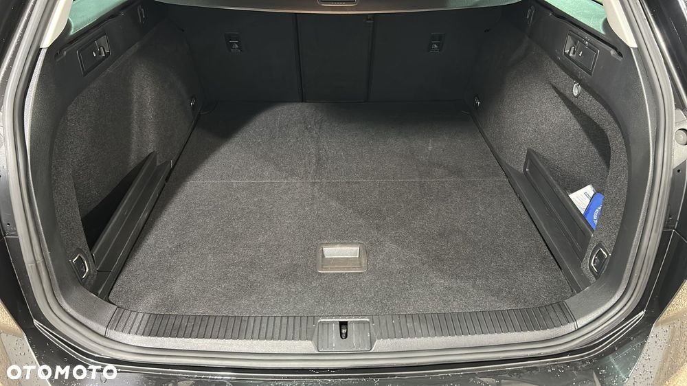 Volkswagen Passat - 12