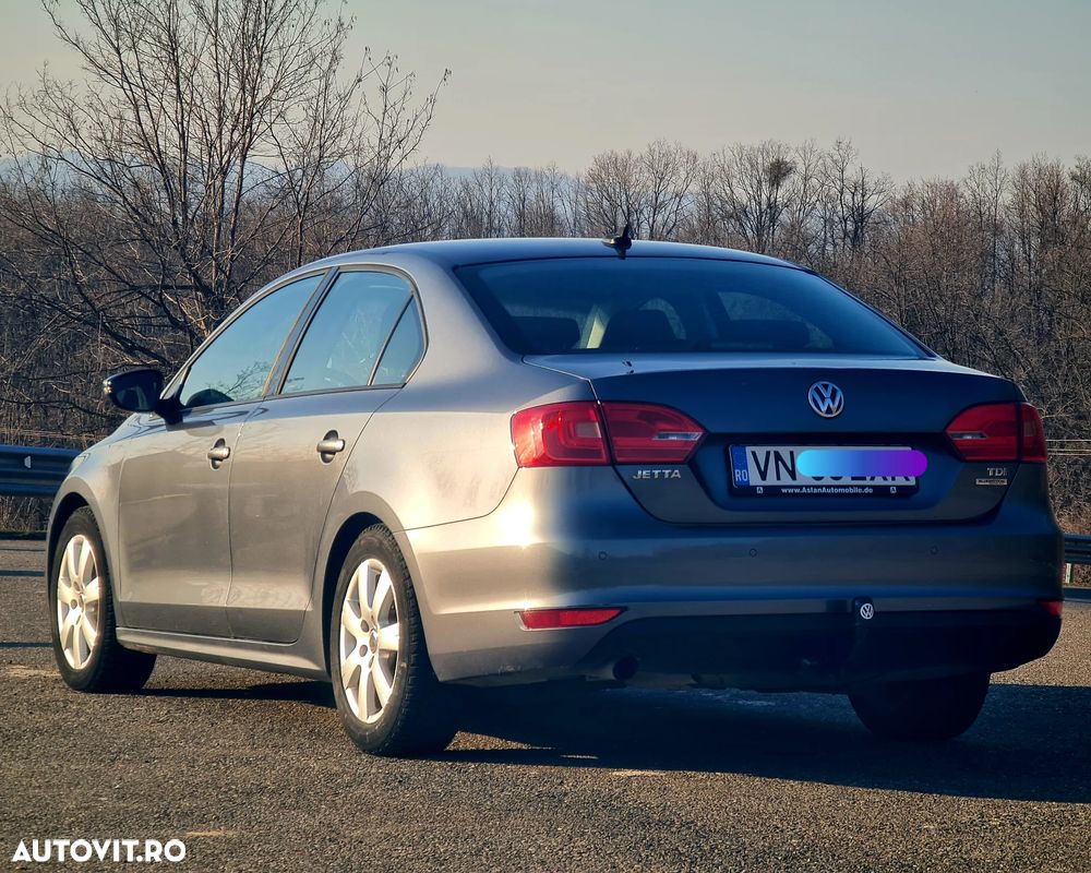 Volkswagen Jetta 1.6 TDI Blue Motion Technology Trendline - 3