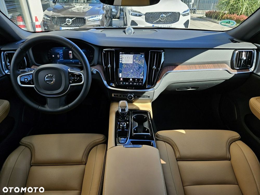Volvo V60 T8 AWD Plug-In Hybrid Ultra Dark - 17