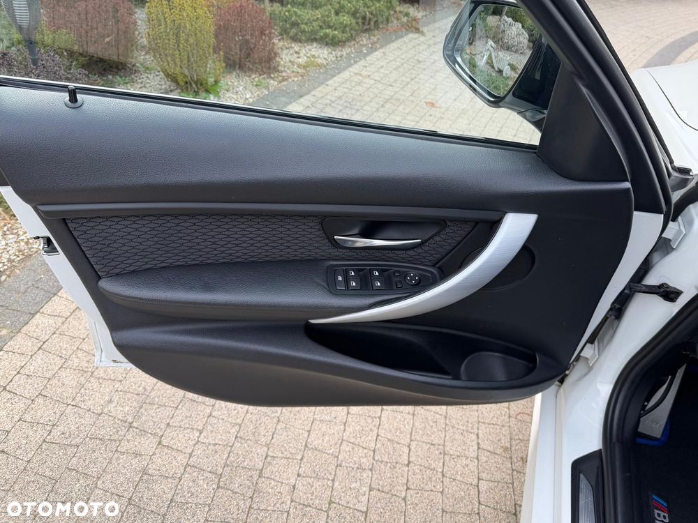 BMW Seria 3 320d xDrive Luxury Line - 35