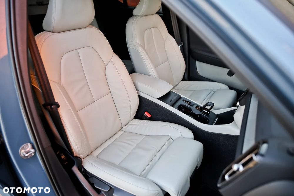 Volvo XC 40 B4 B AWD DKG Ultimate Bright - 25