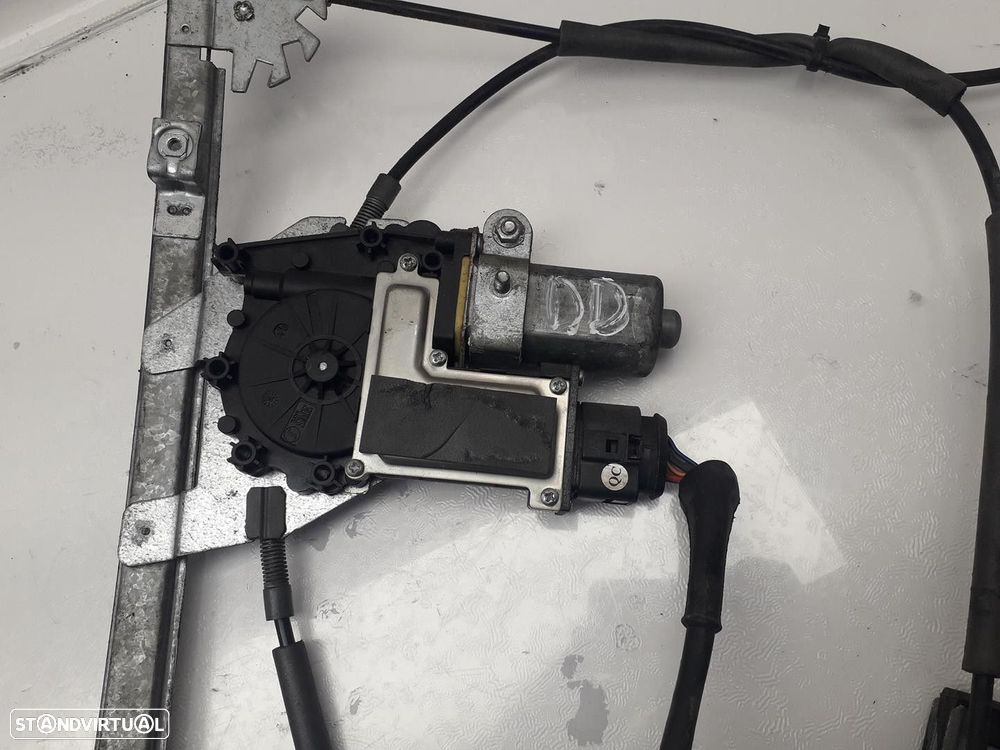 ELEVADOR DE VIDRO FRONTAL DIREITO VOLKSWAGEN GOLF III 1997 -8L0972710 - 1