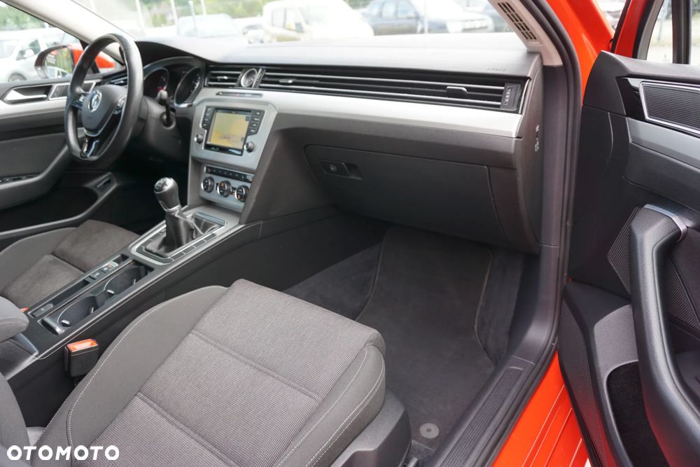 Volkswagen Passat 2.0 TDI BMT Trendline - 17