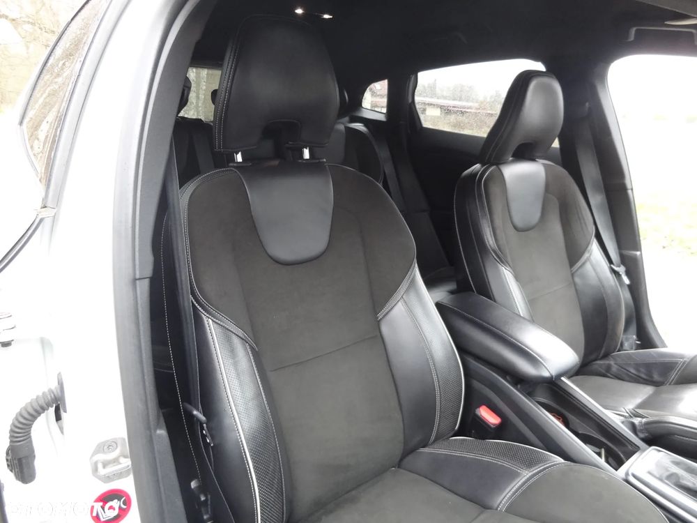 Volvo V40 D3 Geartronic RDesign - 23