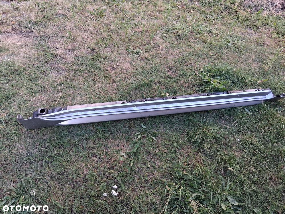 Prog oslona progowa Listwa zewnetrzna prawa COROLLA E21 KOMBI - 2