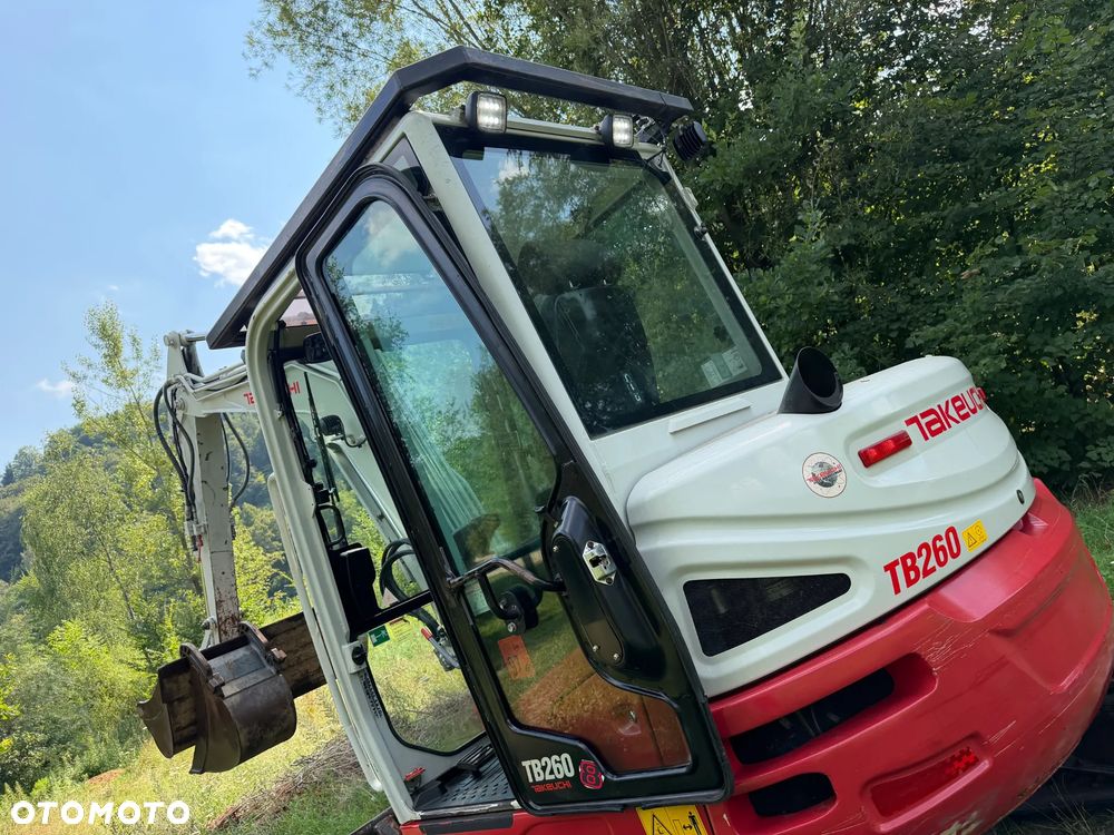 Takeuchi TB 260 Japońska Koparka Gąsienicowa 6 ton. Szybka maszyna i potężna moc. jak Nowa z Salonu 2020 rok. Niski Przebieg-2800mtg. KLIMATYZACJA. Nagłośnienie. Łyżka skarpowa oraz kopiąca. Szybko-złącze hydrauliczne. Yanmar silnik 4 cylindry! Maszyna z Norwegii. ani deka luzów i wycieków! OKAZJA Linia Hydr podwójna. Plus .Długie ramię PLUS. Oświetlenie LED dodatkowe. Zamki na tłokach. Wielka Okazja! Pełne sterowanie z dżojstików!! Aktualna DEKRA! - 6