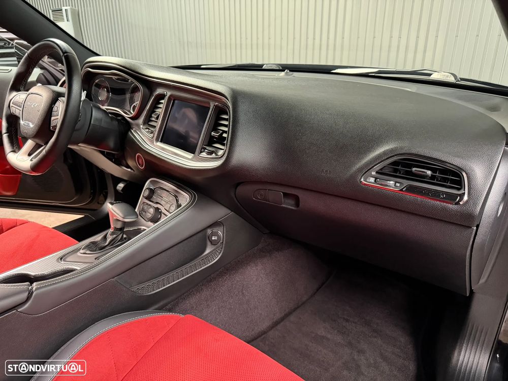Dodge Challenger Auto SRT Hellcat - 29