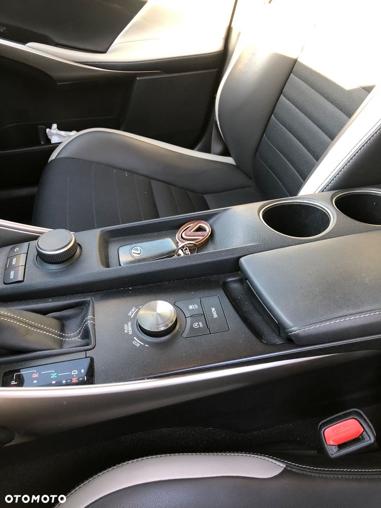 Lexus IS 200t Elegance - 17
