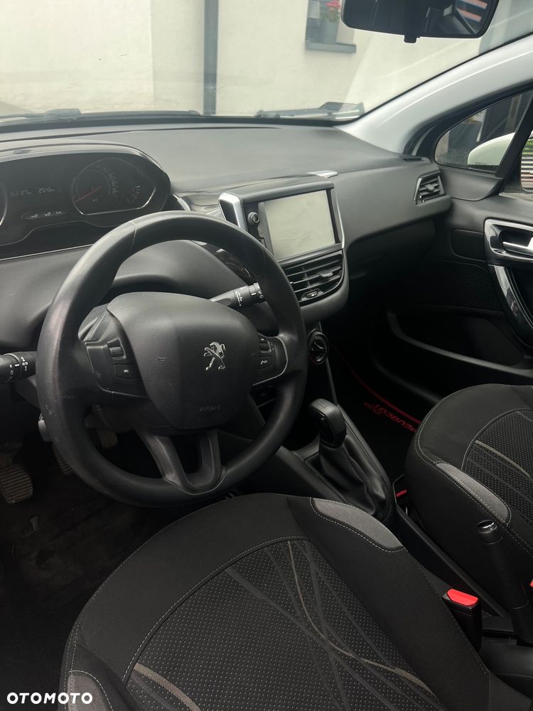 Peugeot 208 - 8
