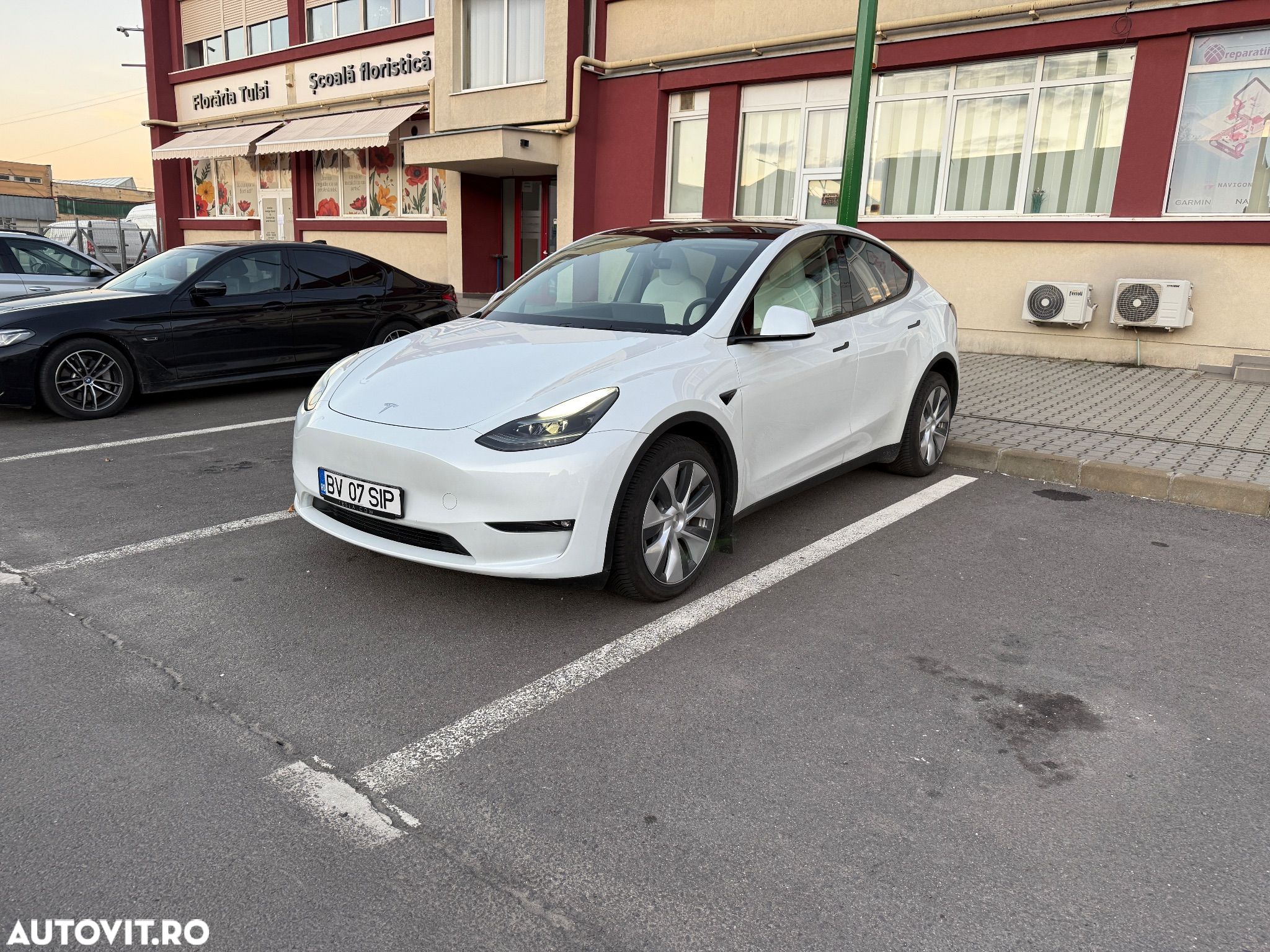 Tesla Model Y Long Range Dual Motor AWD - 1