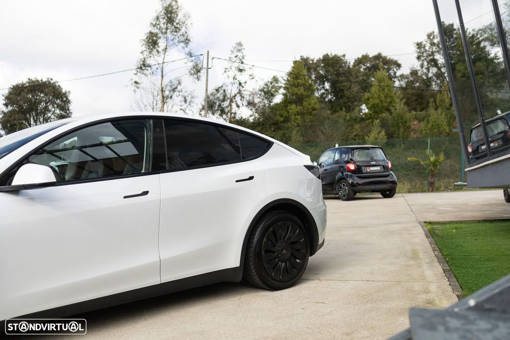 Tesla Model Y Standard RWD - 10