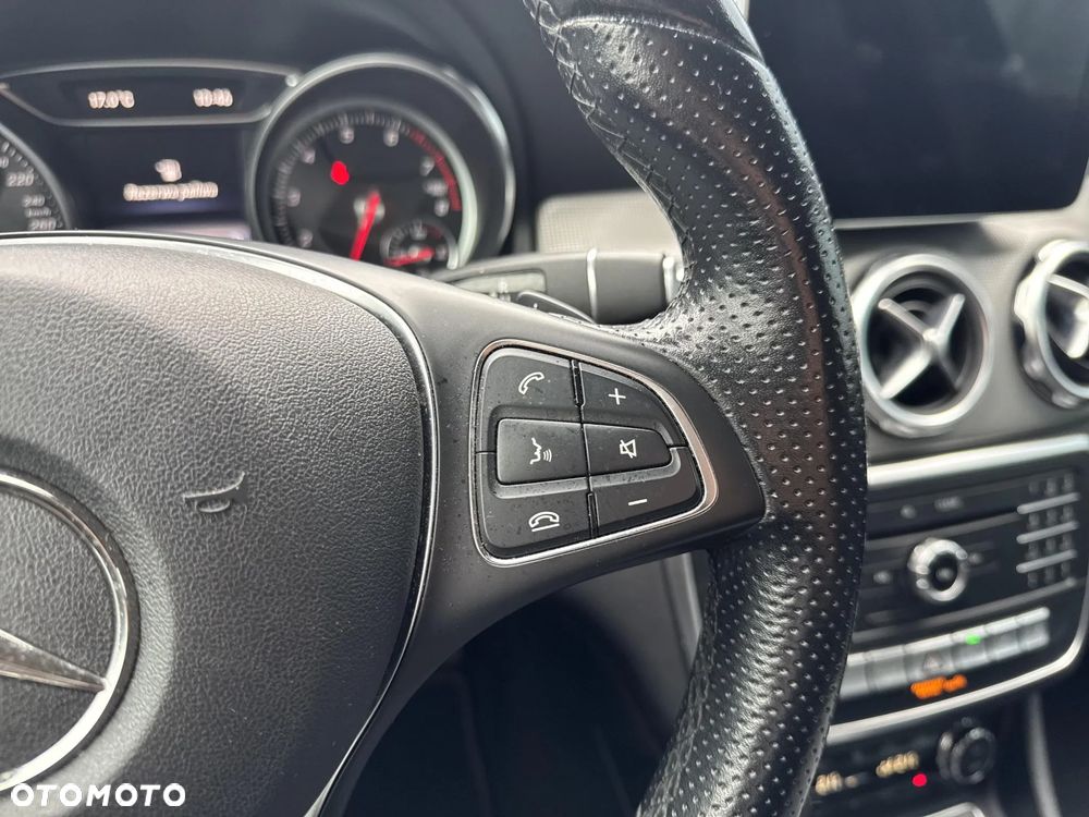 Mercedes-Benz GLA 200 7G-DCT Urban - 22