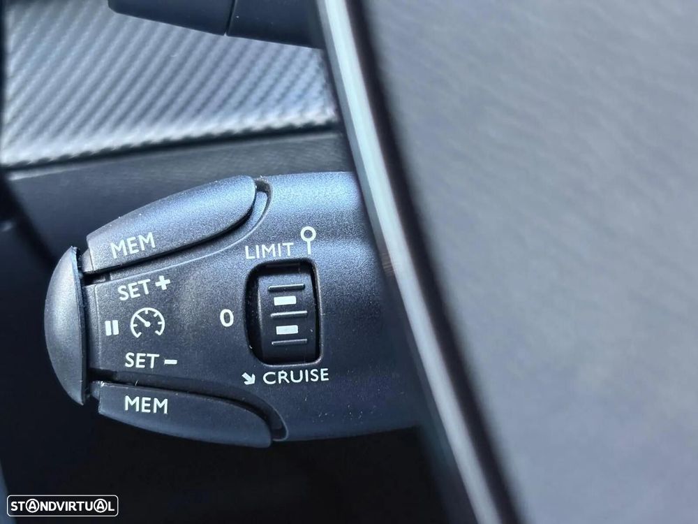Peugeot 2008 1.2 PureTech Allure - 40