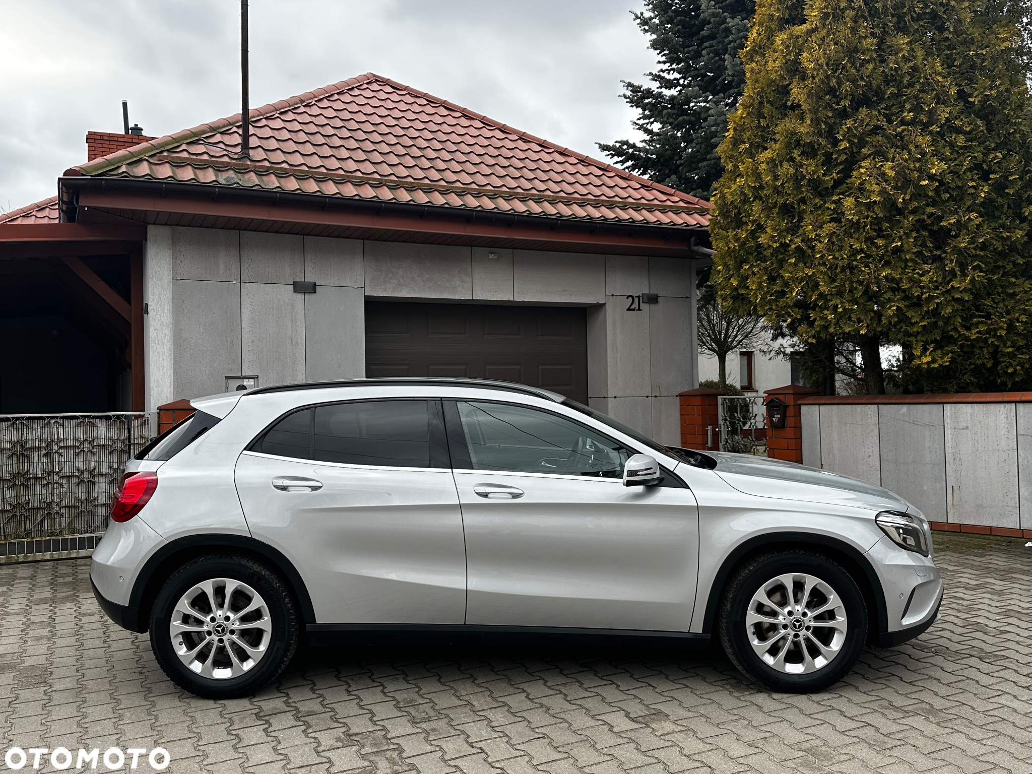Mercedes-Benz GLA 180 7G-DCT - 12