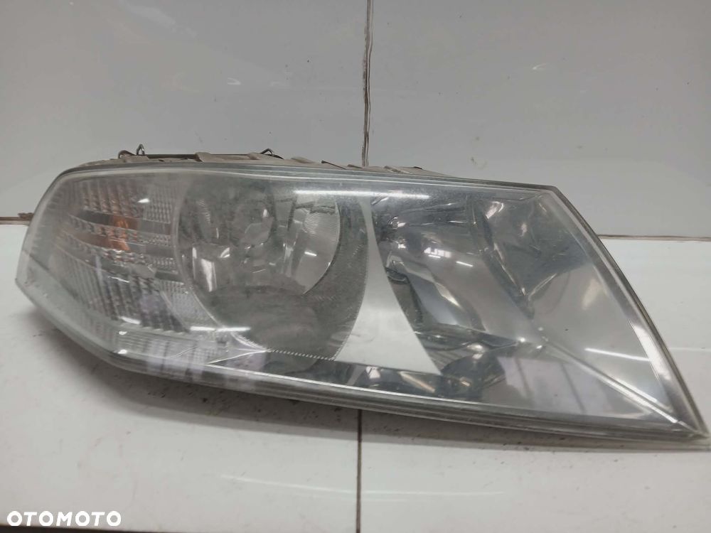 LAMPA PRAWA PRZEDNIA PRZÓD  SKODA OCTAVIA 2 II - 1