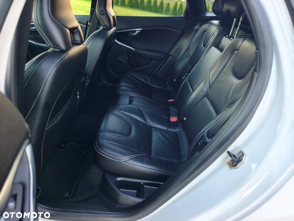 Volvo V40 T3 R-Design Momentum - 24