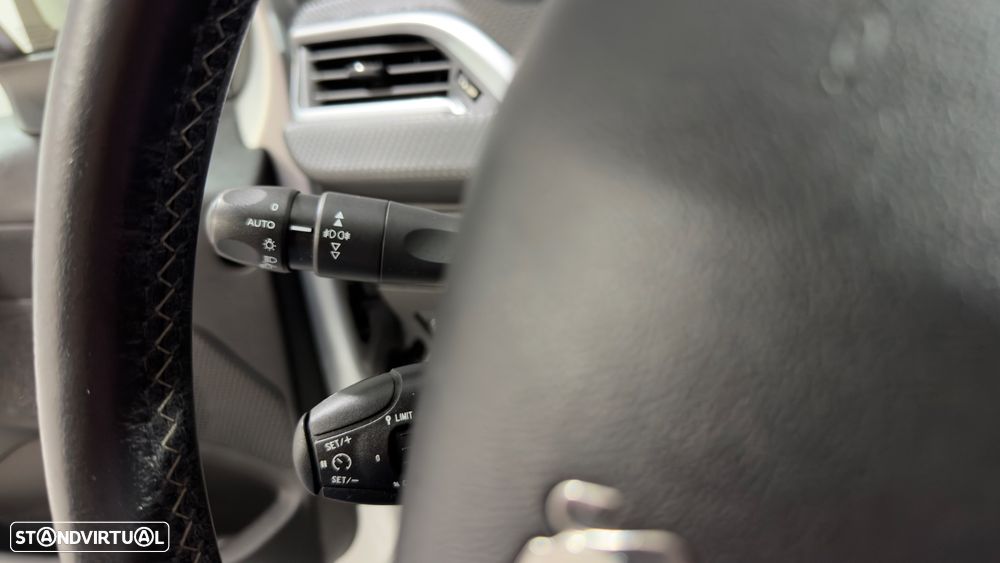 Peugeot 208 1.2 PureTech Allure - 18