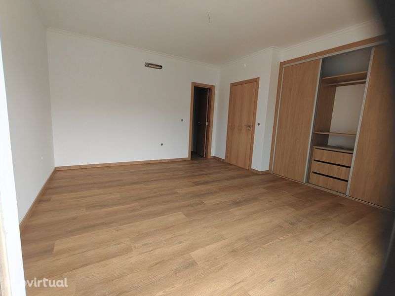 Moradia V3 +1 com piscina a 3 minutos do Palácio do Gelo - Grande imagem: 4/8