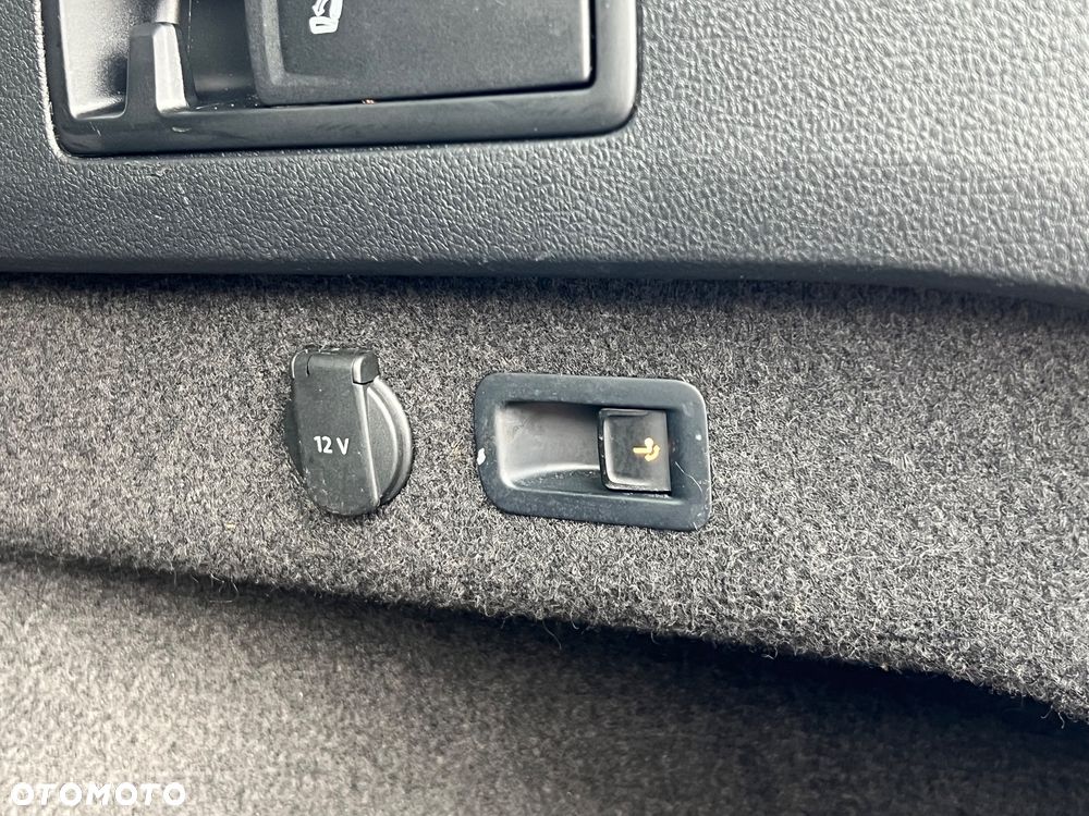 Volkswagen Passat Variant 2.0 TDI SCR DSG (BlueM Tech) Highline - 37