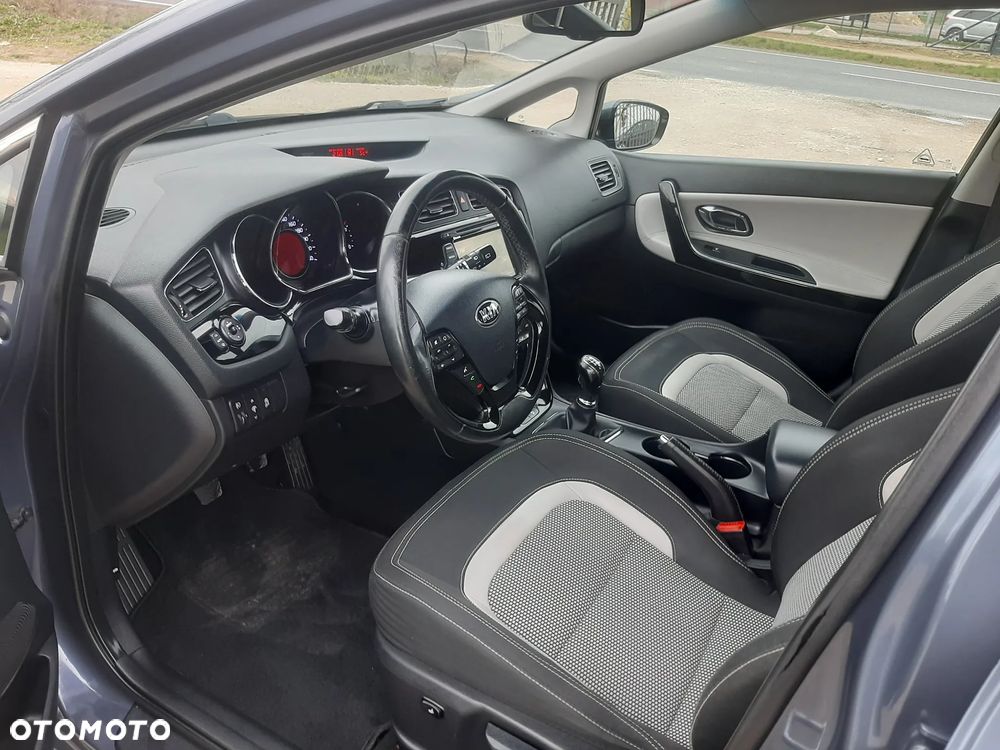 Kia Ceed 1.6 GDI ISG Platinum Edition - 16