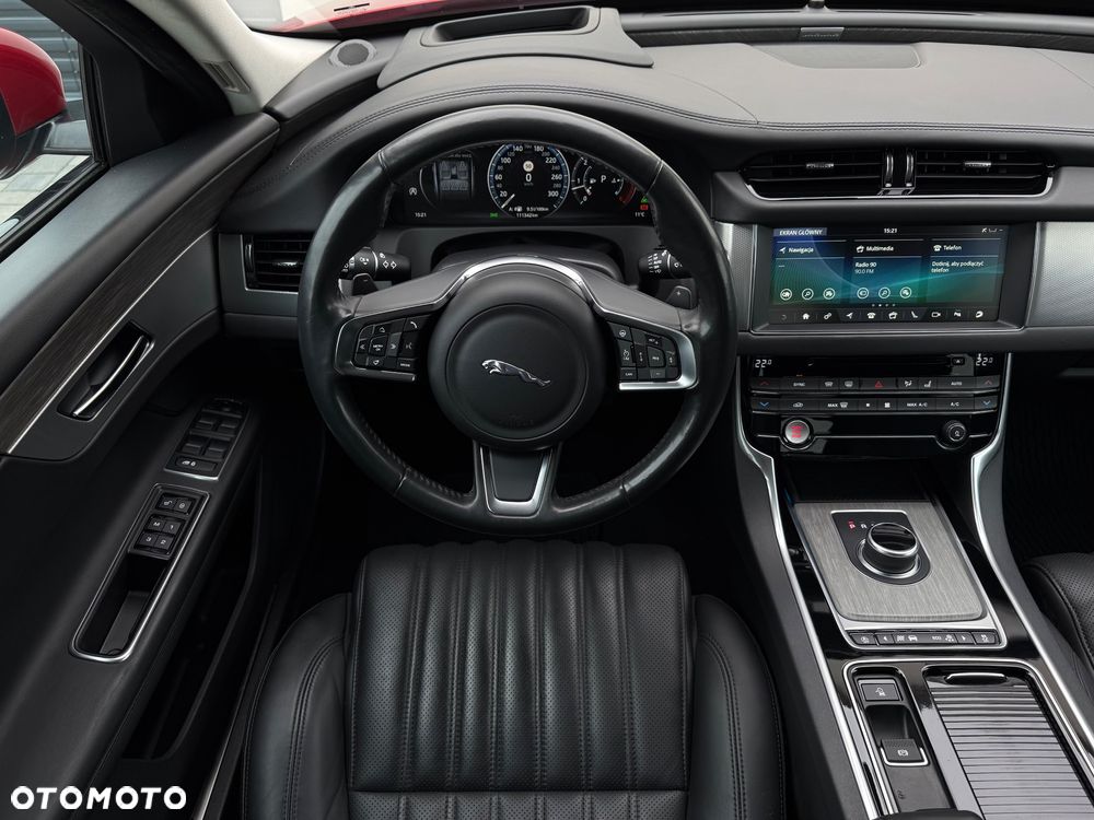 Jaguar XF 30d Portfolio - 9