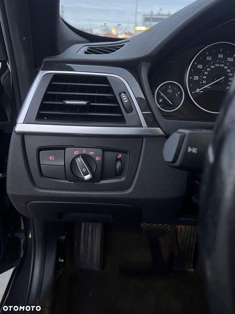 BMW Seria 3 330i xDrive - 34