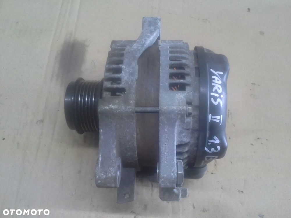 Toyota Yaris II 1.3 VVT-i alternator Denso 27060-0Y040  104210-2310 - 7