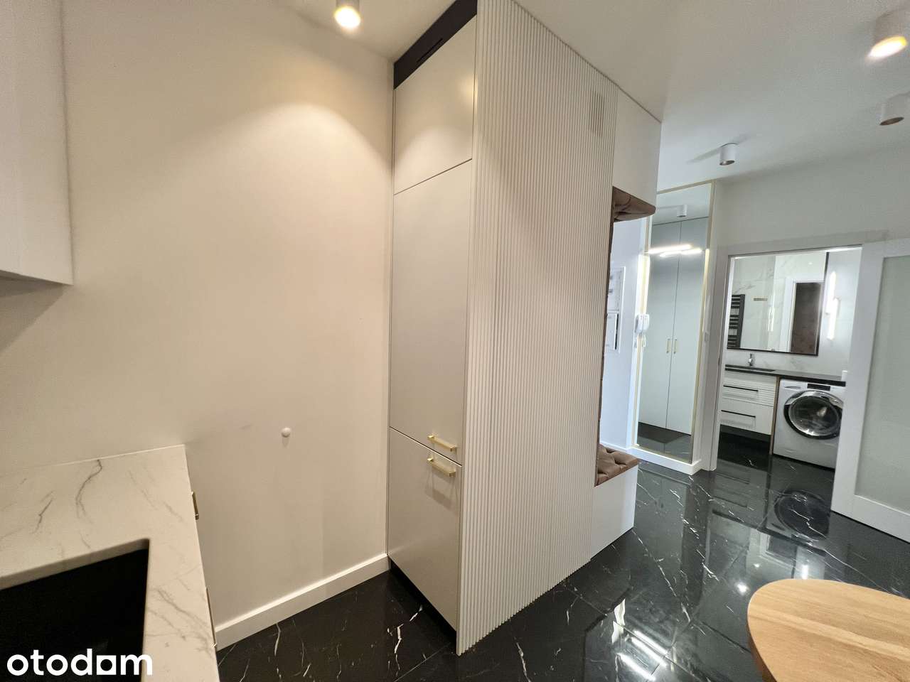 Apartament z osobną kuchnią, klimatyzacja, garaż, duży balkon / METRO