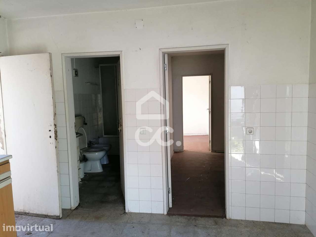 Moradia T2 para recuperar e terreno com viabilidade construtiva, em Ób - Grande imagem: 4/17