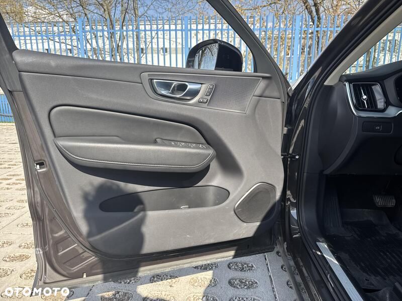 Volvo XC 60 B4 B Plus Dark - 15