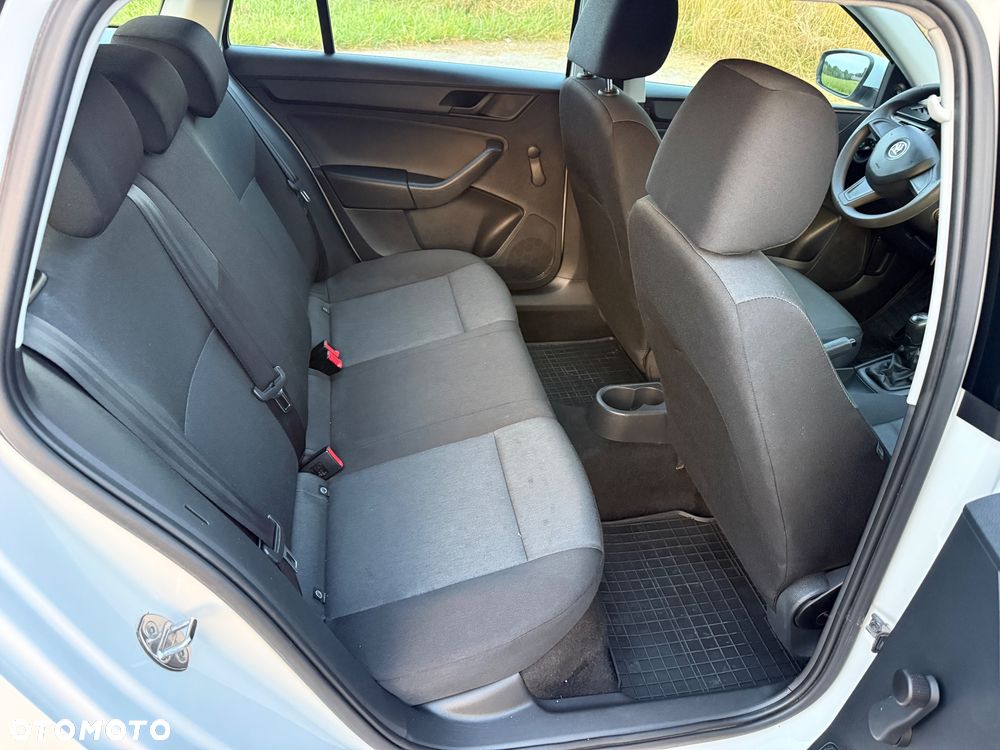Skoda RAPID 1.2 MPI Active - 11