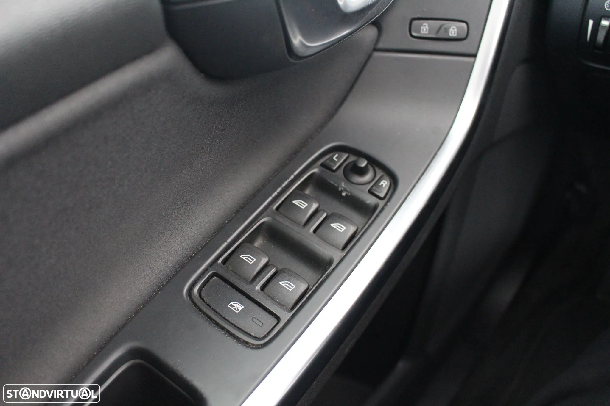 Volvo V60 2.0 D3 Momentum - 17